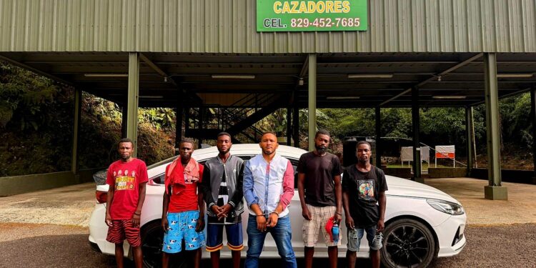 Ejército intercepta dos vehículos con haitianos indocumentados en operativos realizados en Constanza