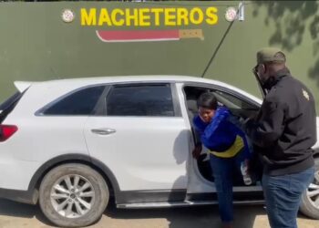 Ejército intercepta vehículo con 20 indocumentados tras persecución en Valverde