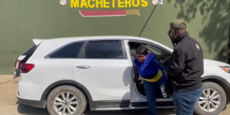 Ejército intercepta vehículo con 20 indocumentados tras persecución en Valverde