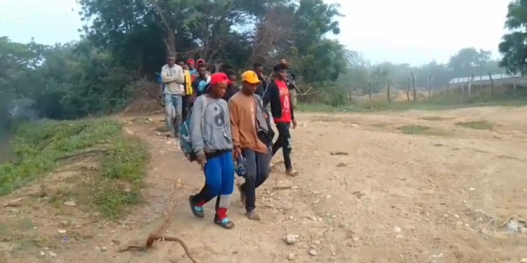 Ejército detiene a 16 indocumentados que intentaban evadir puesto de chequeo en Montecristi