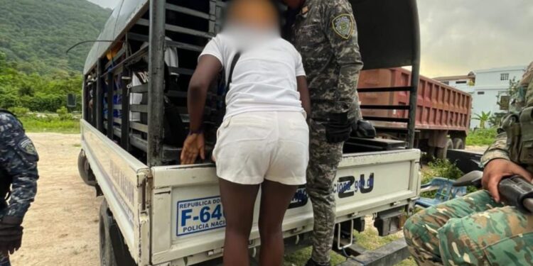 Ejército detiene a 23 haitianos indocumentados que se ocultaban en zona boscosa de Guayubín