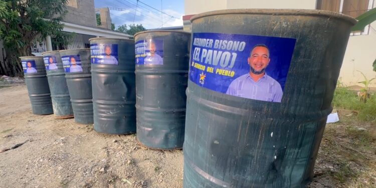 Regidor Alexander Bisono “El Pavo” entrega tanques para desechos sólidos en Dajabón