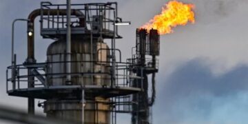 Petróleo cae hasta US$102 tras jornada marcada por la subida