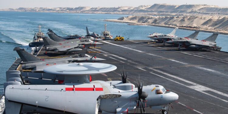 Francia envía un portaaviones de propulsión nuclear a Ormuz