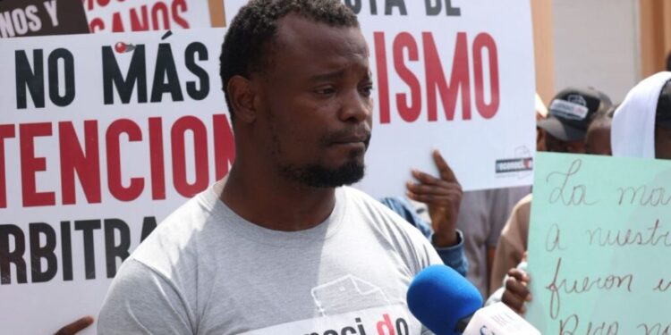 Dominicanos de ascendencia haitiana protestan por documentos y nacionalidad frente al Palacio Nacional