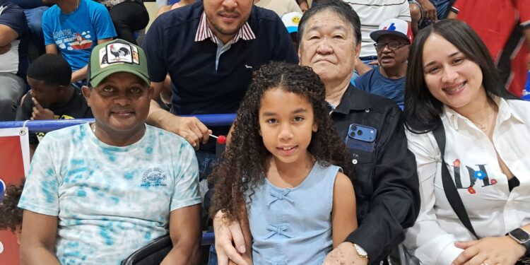 Empresario Takeshi Mukai entregó màs de 50 mil pesos en premios a deportista y fanáticos del Baloncesto en Dajabón 