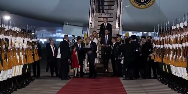Trump llega a China para su segunda visita desde el 2017