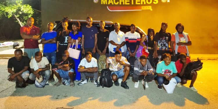 Ejército persigue a presunto traficante de indocumentados y detiene a 20 haitianos en condición migratoria irregular en Santiago Rodríguez