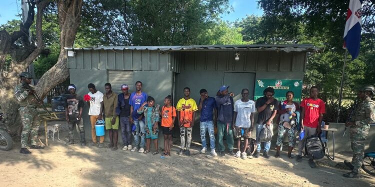 Ejército continúa detiene a 50 haitianos indocumentados en Dajabón