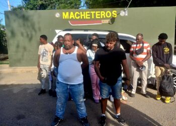 Ejército pone a disposición del Ministerio Público a dos dominicanos detenidos con 11 haitianos indocumentados en Valverde