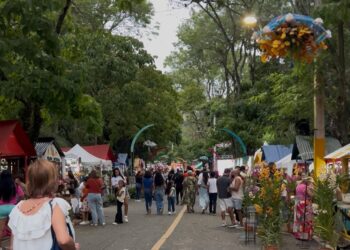 Miles asisten al XV Festival de las Flores en ciudad Jarabacoa