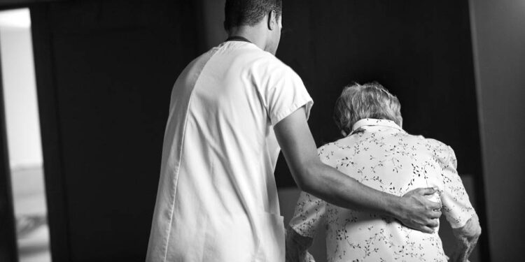 Aplausos al programa cuidadores de adultos