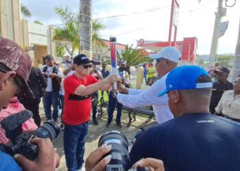Empresario Takeshi Mukai recibe Antorcha Olímpica en Dajabón 