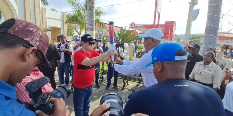 Empresario Takeshi Mukai recibe Antorcha Olímpica en Dajabón 