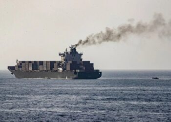 Mueren tres marineros indios en ataque de EU a buque en Omán