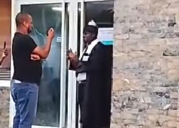 Abogado se encadena en vigila en la puerta contra alegados abusos de EDENORTE