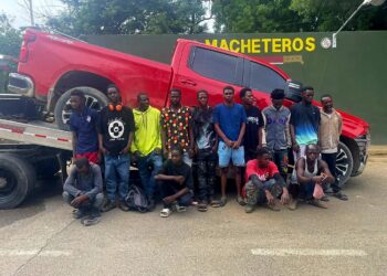 Tras persecución Ejército detiene camioneta con 14 haitianos indocumentados en Esperanza