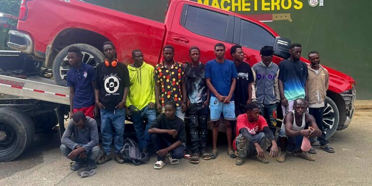 Tras persecución Ejército detiene camioneta con 14 haitianos indocumentados en Esperanza