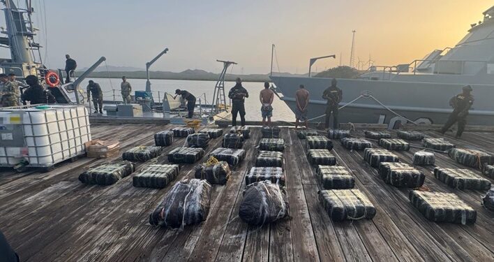 Autoridades decomisan 1,743 paquetes de presuntas drogas