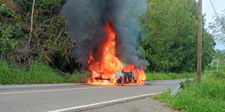 Se incendia Yipeta quedando reducida a escombros en Carrizal Restauración