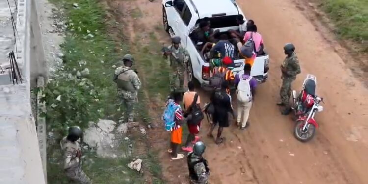 Patrulla del Ejército detecta grupo de indocumentados en una vivienda utilizada como centro de acopio en Dajabón