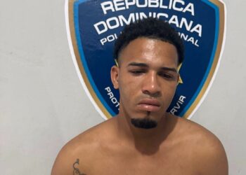 DICRIM y DINTEL arrestan hombre acusado de robo mediante orden judicial en Villa Vásquez