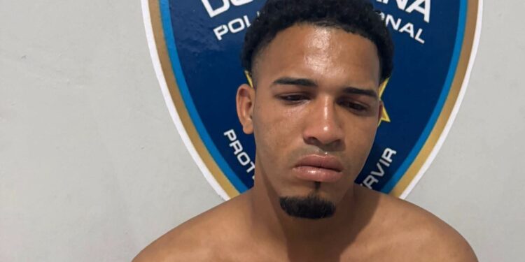 DICRIM y DINTEL arrestan hombre acusado de robo mediante orden judicial en Villa Vásquez