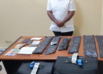 Detienen a extranjero en el Aeropuerto del Cibao cuando intentaba viajar a España con láminas de cocaína ocultas en su equipaje