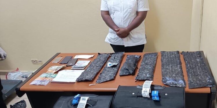 Detienen a extranjero en el Aeropuerto del Cibao cuando intentaba viajar a España con láminas de cocaína ocultas en su equipaje