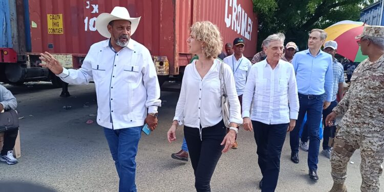 Embajadores de Francia y UE recorren Dajabón y constatan dinámica fronteriza con Haití