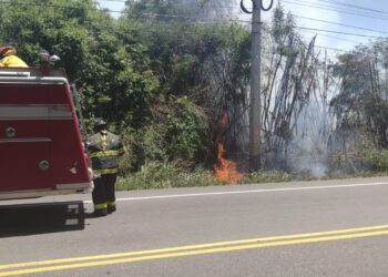 Preden fuego a orilla de la autopista Duarte en Villa Vásquez