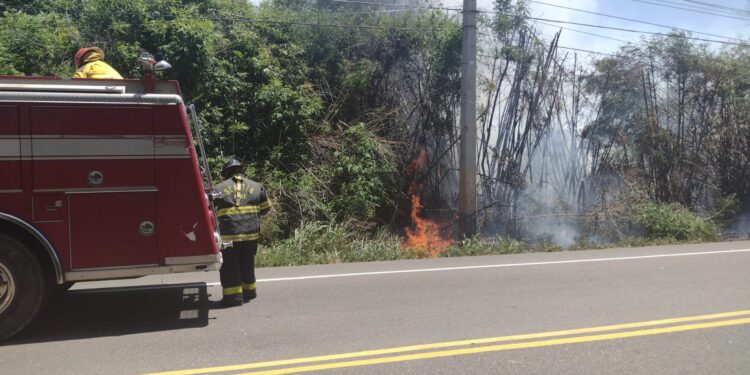 Preden fuego a orilla de la autopista Duarte en Villa Vásquez