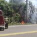 Preden fuego a orilla de la autopista Duarte en Villa Vásquez