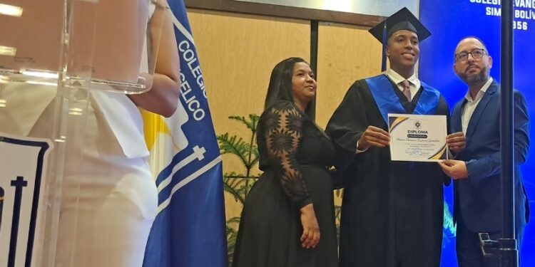 Colegio evangélico Simón Bolívar gradúa 122 estudiantes de los niveles inicial, primario y Bachilleres