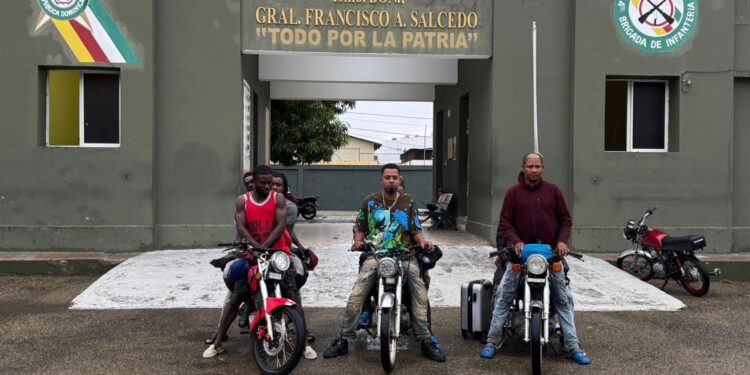 Ejército detiene dos dominicanos cuando transportaban a 10 haitianos indocumentados en motocicletas en Loma de Cabrera