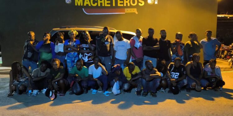 ERD intercepta miniván con 27 haitianos indocumentados en el municipio de Esperanza