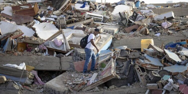 Aumentan a 920 los muertos por los terremotos en Venezuela