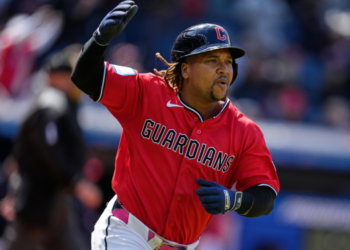 Operan de la mano izquierda al dominicano de GL José Ramírez