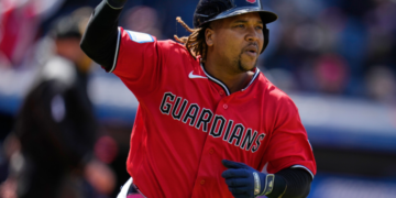 Operan de la mano izquierda al dominicano de GL José Ramírez