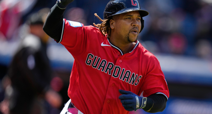 Operan de la mano izquierda al dominicano de GL José Ramírez