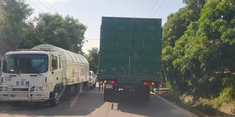 Realizan parada cívica para orientar a conductores sobre accidentes de tránsito