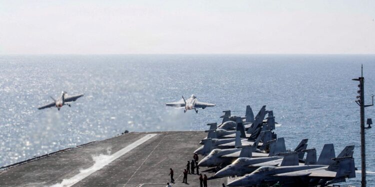 EEUU mantiene portaaviones en el Golfo mientras negocia Irán