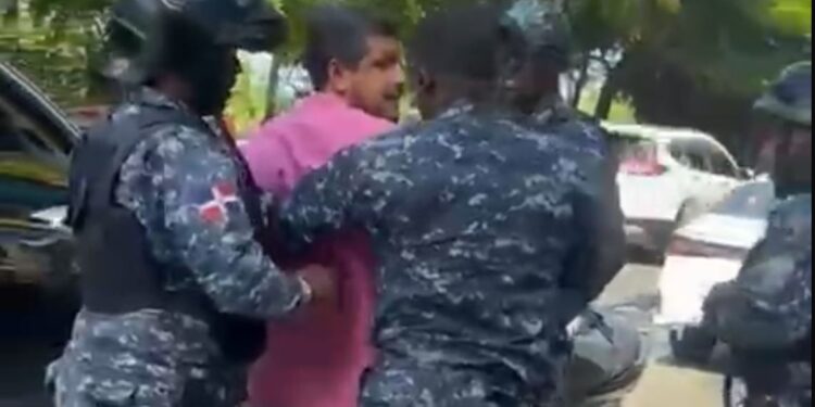 Repudian actuación policial contra un regidor en el malecón de Puerto Plata