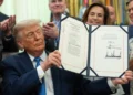 Trump firma la ley que destina 70.000 millones de dólares al control de la inmigración