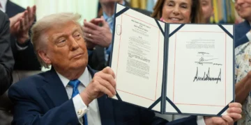Trump firma la ley que destina 70.000 millones de dólares al control de la inmigración