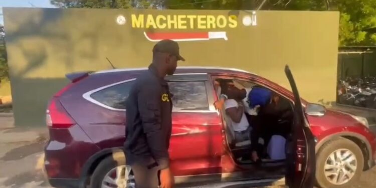Ejército intercepta vehículo utilizado para el tráfico de migrantes y desmantela centro de acopio en Villa Elisa