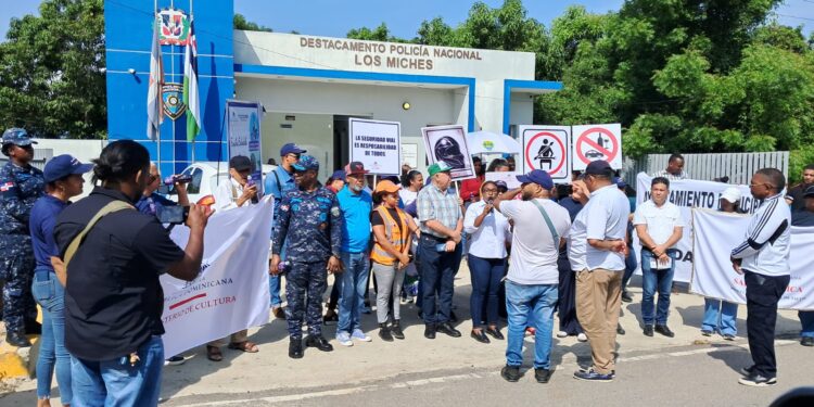 Autoridades conjuntas realizan parada cívica para orientar a conductores sobre accidentes de transito en los Miches Dajabón