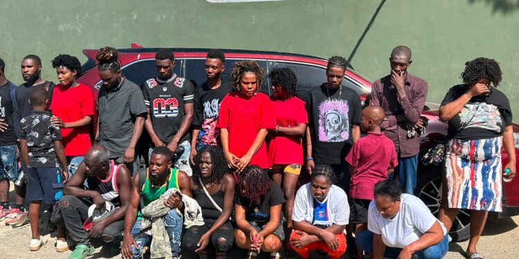 Soldados del ERD interceptan vehículo con 19 migrantes indocumentados en Santiago Rodríguez
