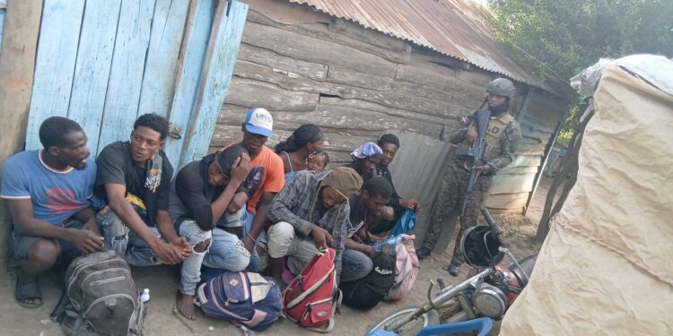 Ejército intercepta a 108 migrantes indocumentados en operativos de seguridad fronteriza en Dajabón