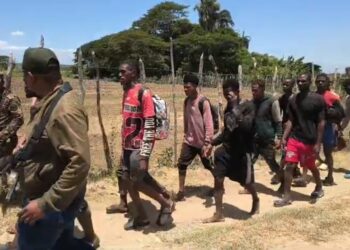 Patrullas del Ejército interceptan a un grupo de 49 haitianos indocumentados en caminos vecinales de Esperanza